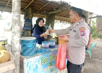Jum’at Berkah! Polsek Tanjung Pura Bagikan Nasi untuk Tukang Becak
