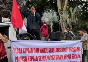 Mahasiswa dan Warga Geruduk Kantor Wali Kota, Tuntut Pecat Kepsek SDN 007