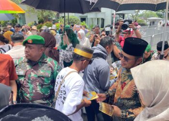 Berbagi di Momen Lebaran, Gubernur Kaltim Bagikan Infaq dan Sedekah ke 1.000 Orang