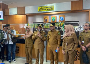 Sidak Pelayanan di Samsat Samarinda, Gubernur Kaltim Ajak Warga Manfaatkan Pemutihan Pajak