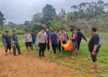 Jasad Pria Ditemukan di Kolam Ponpes Sempaja Utara, Polsek Sungai Pinang Lakukan Penyelidikan