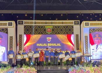 Pegawai Berprestasi Pemkot Samarinda Terima Penghargaan di Momentum Halal Bihalal