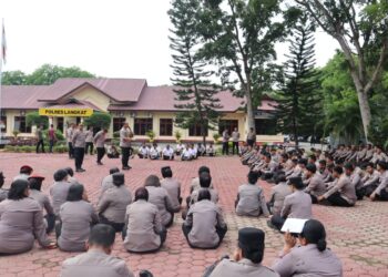 Polres Langkat Gelar Peragaan Dalmas Jelang May Day 2025.
