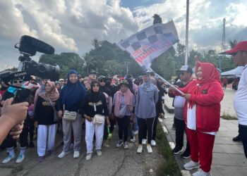 Dispora Kukar Gelar Jalan Sehat dan Senam Jantung Sehat di Kec. Loa Kulu.