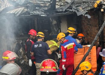 Sigap, Brimob Padamkan Kebakaran di Karang Anyar Balikpapan