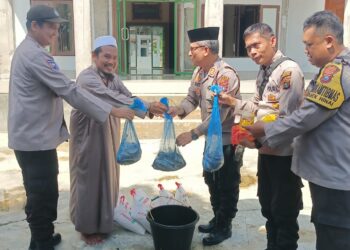 Kapolsek Hinai Berbagi Berkah di Ponpes Al Fathah Desa Suka Jadi.