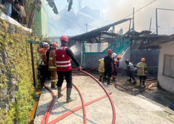 Brimob Turun Tangan Padamkan Kebakaran di Sumber Rejo Balikpapan