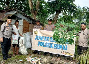 Polri Peduli: Kapolsek Hinai Bersama Anggotanya Laksanakan Jum’at Berkah dengan Salurkan Bansos Kepada Warga Kurang Mampu