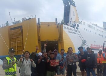 Polsek KP3 Semayang Bantu Pulangkan 17 Bonek Mania yang Kehabisan Ongkos