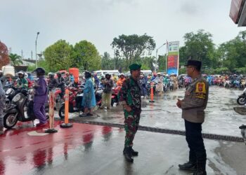 Kapolresta Balikpapan Sebar Personel di SPBU, Amankan Antrean BBM