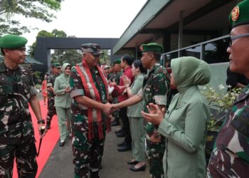 Pangdam VI/Mulawarman Kunjungi Kodim 0912/Kutai Barat, Berikan Pengarahan kepada Prajurit dan Persit