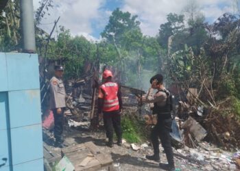 Batalyon A Brimob Kaltim Datangi TKP Kebakaran Gudang Sampah di Sepinggan Baru Balikpapan