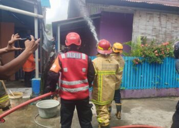 Quick Respon Brimob Bantu Padamkan Kebakaran Akibat Korsleting Listrik di Balikpapan Selatan