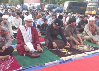 Ribuan Warga Sholat Idul Adha Bareng Polresta Balikpapan, Halaman Polresta Penuh Jamaah