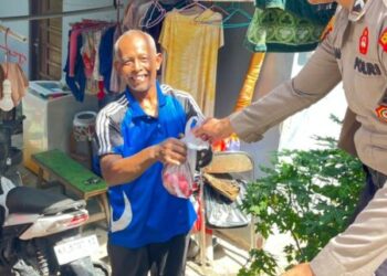 Jajaran Polresta Balikpapan Berbagi Daging Kurban ke Warga Prasejahtera