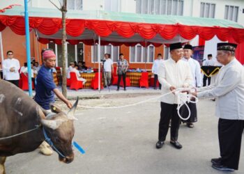 Idul Adha 1446 H, Kapolda Kaltim Serahkan Puluhan Hewan Kurban ke Masyarakat