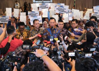 Pemerintah Serahkan 1.120 Sertipikat Tanah untuk Transmigran Sukabumi, Wamen Ossy: Ini Bentuk Pengakuan Negara