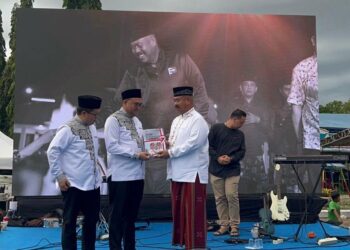 Transisi Kepemimpinan Kukar Ditegaskan Lewat Serah Terima Memori Jabatan di Masjid Agung