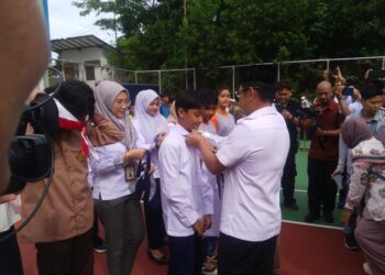 Pemkot Balikpapan Bagikan 92.000 Seragam Gratis untuk Siswa