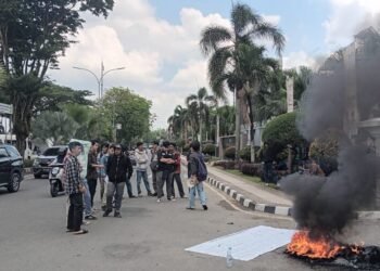 AMAK Kaltim Gelar Aksi Protes di Kantor Gubernur, Soroti Dugaan KKN di Lingkungan Pemprov