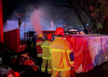 Gerobak Dagang Warga Terbakar di Balikpapan, Brimob Sigap Bantu Pemadaman