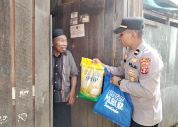 Polsek Kawasan Pelabuhan Samarinda Gelar Jumat Berbagi, Sasar Warga Bantaran Sungai Karang Mumus