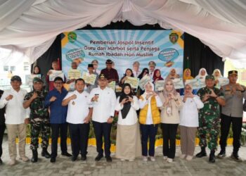 Wagub Seno Serahkan Insentif Jospol untuk Guru dan Penjaga Rumah Ibadah di PPU