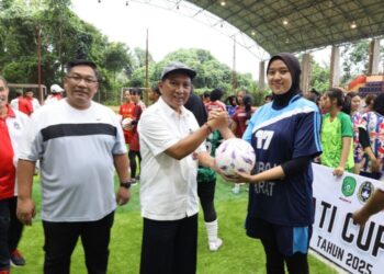 Bupati Cup Putri 2025 Resmi Dibuka di Lapangan Mini Soccer Komplek Stadion Aji Imbut