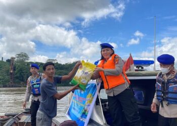 Sat Polairud Samarinda dan Bulog Gelar Gerakan Pangan Murah, 300 Karung Beras Ludes Diserbu Warga