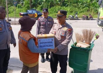 Peduli Petugas Kebersihan dan TPS Polsek Palaran Gelar Bakti Sosial