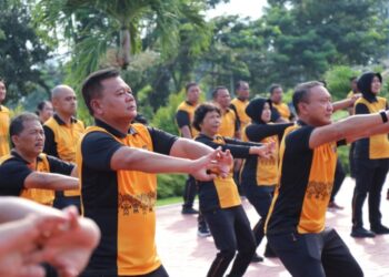 Kapolda Kaltim Pimpin Olahraga Bersama, Perkuat Soliditas dan Jaga Kebugaran Personel