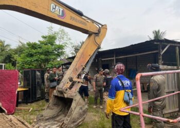 Satpol PP Tertibkan 57 Rumah di Lahan Proyek Insinerator Secara Humanis
