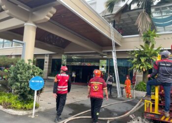 Respon Cepat Tanggap Bencana, Brimob Kaltim Turun Tangan Padamkan Kebakaran Hotel Bumi Senyiur Samarinda