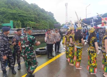 Wakapolresta Balikpapan Sambut Kedatangan KRI Makassar-590 di Pelabuhan Semayang