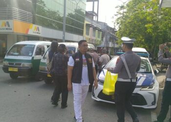 Satlantas Polresta Balikpapan dan HDCI Tebar Kebaikan Lewat Jumat Berkah