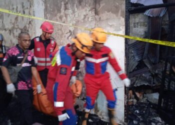 Kebakaran di Prona 3 Balikpapan 2 MD, Batalyon A Brimob Kaltim Gerak Cepat Padamkan Api