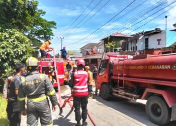 1 Rumah Terbakar di Balikpapan Regency, Batalyon A Brimob Kaltim Bantu Padamkan Api