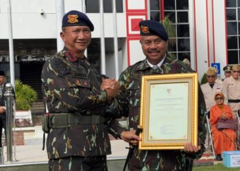 Dansat Brimob Anugerahkan Warga Kehormatan kepada Drs. Edi Darmansyah dalam Peringatan Hari Pahlawan