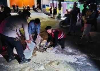 Respon Cepat Brimob Bantu Evakuasi Laka Lantas di Km. 2 Balikpapan