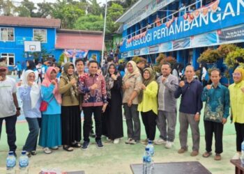 Ketua DPRD Kukar Ahmad Yani Sialturahmi Bersama Alummi SMK Geologi Pertambangan 