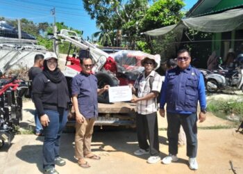 Anggota DPRD Kukar M. Idham Salurkan Bantuan Alat Pertanian pada Petani Desa Selerong