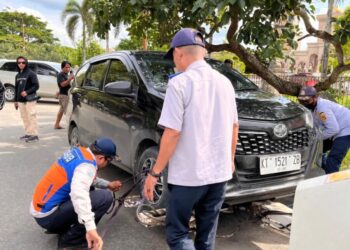 Parkir Liar di KH Fahruddin Kian Tak Terkendali, Dishub Samarinda Lakukan Penertiban Mobil Travel