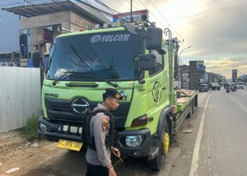 Samapta Polresta Samarinda Tindak Parkir Alat Berat di Jalan AW Syahrani