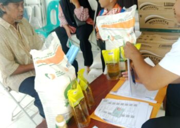 Bantuan Pangan Kembali Disalurkan Di Desa Danau Redan, KPM Terima 20 Kg Beras Dan 4 Liter Minyak Goreng