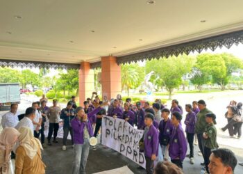 Mahasiswa Unikarta Gelar Aksi di Kantor DPRD Kukar Buntut Wacana Pilkada Lewat DPRD