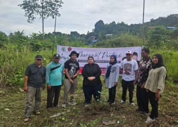Politik Lingkungan dari Akar Rumput, Ananda Emira Moeis Tanam Pohon Bersama Warga Sempaja Utara