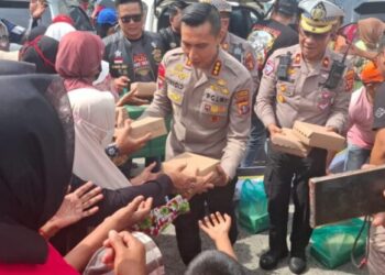 Jumat Berkah, Kapolresta Balikpapan Bersama HDCI Bagikan Ratusan Paket Makanan ke Warga