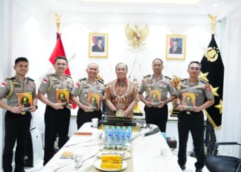 Lewat Buku, Wakapolri Titipkan Pesan Penting Pemberantasan TPPA–PPO kepada 5 Calon Atase dan Staf Teknis Polri