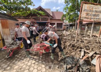 Pulihkan Fasilitas Penunjang Pendidikan, 40 Personel BKO Brimob Kaltim Bersihkan Kantor PKG Muara Batu
