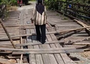 Jembatan Kayu Desa Sebuntal Rusak Parah, Akses Warga Terancam Terputus